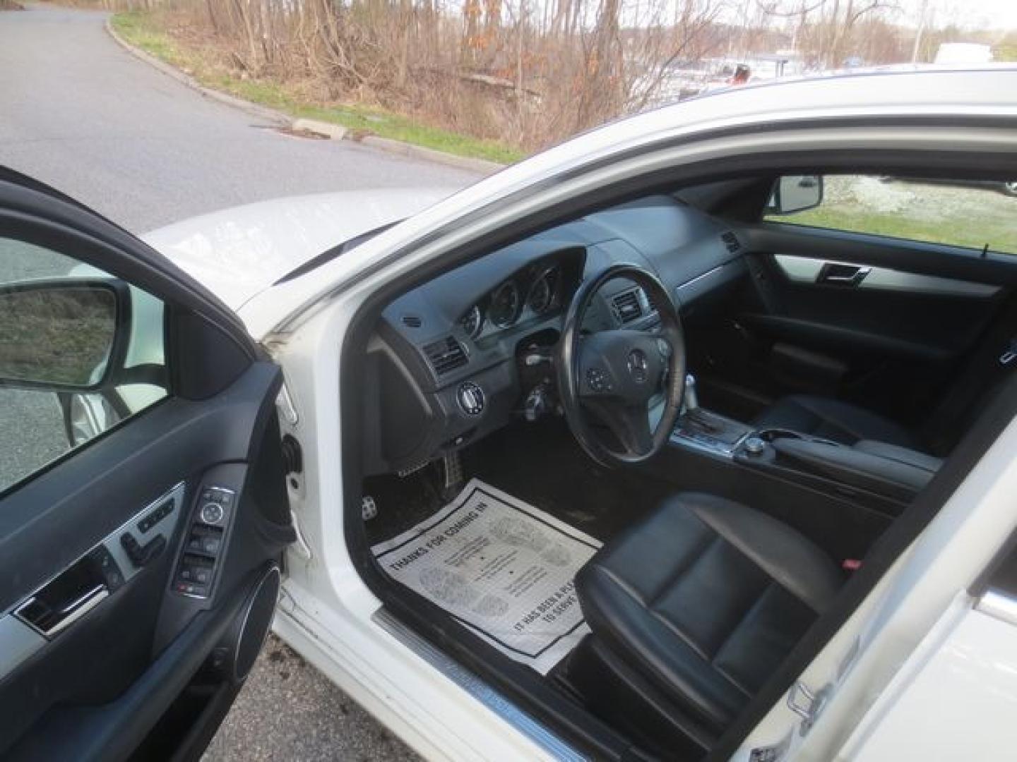 2009 White /Black Mercedes-Benz C-Class C300 4MATIC Luxury Sedan (WDDGF81X59R) with an 3.0L V6 DOHC 24V engine, 7-Speed Automatic transmission, located at 270 US Route 6, Mahopac, NY, 10541, (845) 621-0895, 41.349022, -73.755280 - Photo#6